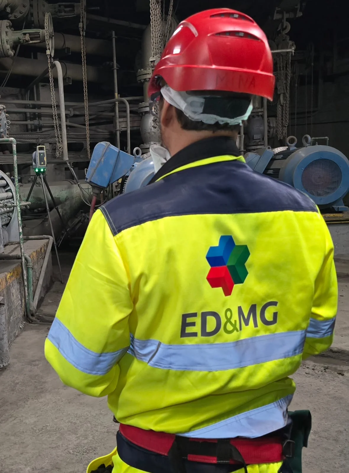 Técnico ED&MG em campo com equipamento de laser scanning industrial