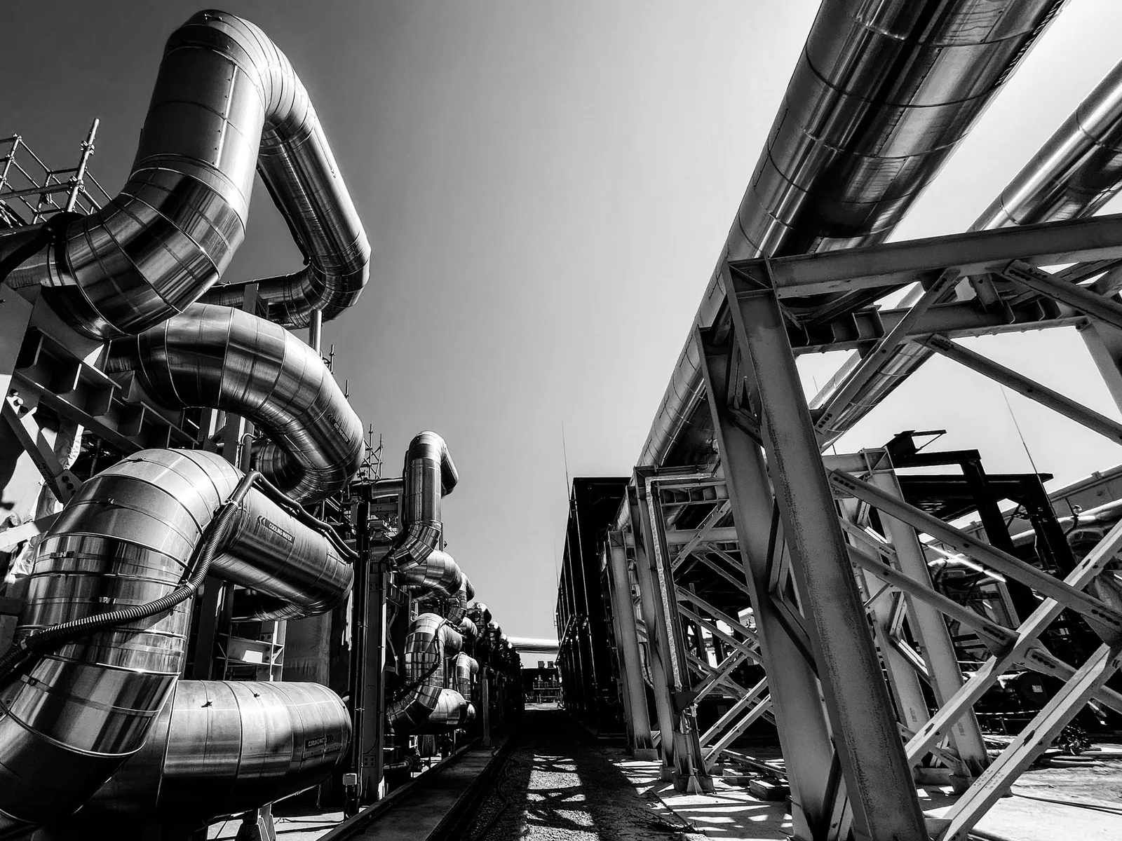 Tubagem metálica industrial densa e sistemas estruturais usados para coordenação de engenharia